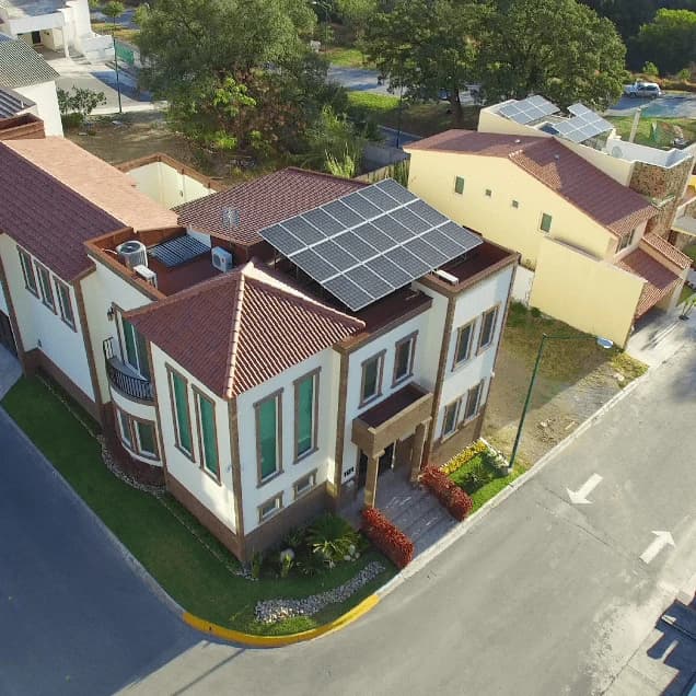 Casa residencial con paneles solares Energon al atardecer